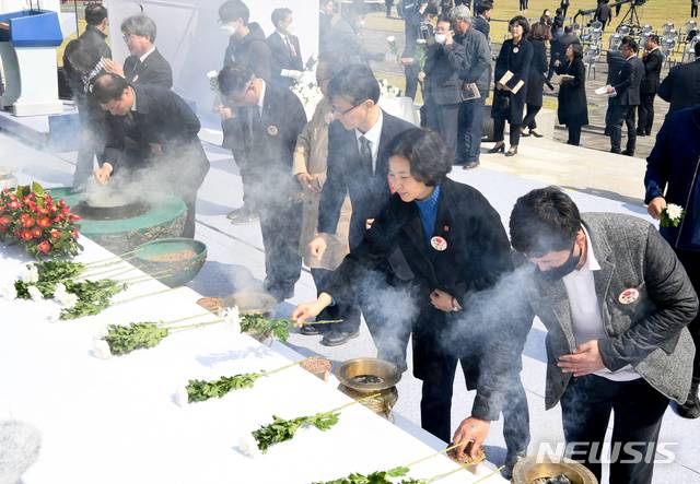 [제주=뉴시스]우장호 기자 = 제72주년 제주 4·3 희생자 추념식이 열린 3일 오전 제주시 봉개동 제주4·3평화공원에서 4·3 영령께 유족들이 참배하고 있다. 2020.04.03. woo1223@newsis.com