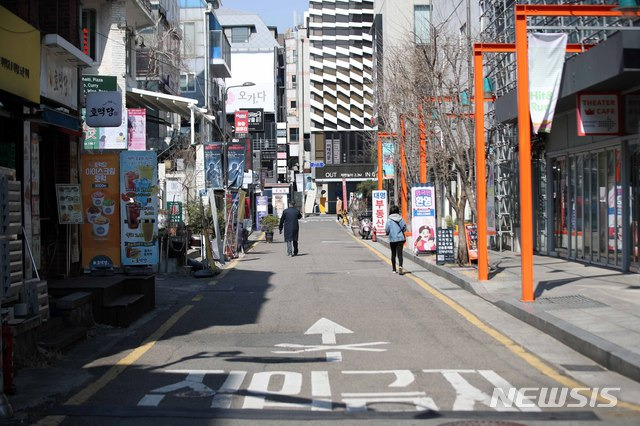 [서울=뉴시스]김선웅 기자 =8일 연극 공연장이 다수 위치한 서울 종로구 대학로가 코로나19의 여파로 한산한 모습을 보이고 있다. 2020.03.08.  mangusta@newsis.com