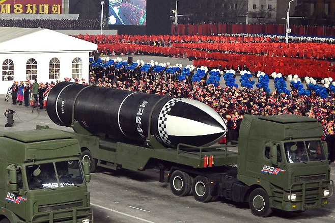 북한이 지난 14일 8차 당대회 기념 열병식에서 공개한 '북극성-5ㅅ'. 연합뉴스