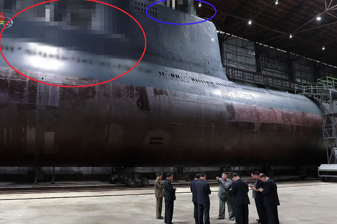 북한 관영매체가 2019년 7월 보도한 김정은 국무위원장의 잠수함 시찰 모습. SLBM 발사관이 위치한 것으로 보이는 부분 등이 모자이크 처리돼 있다. 연합뉴스