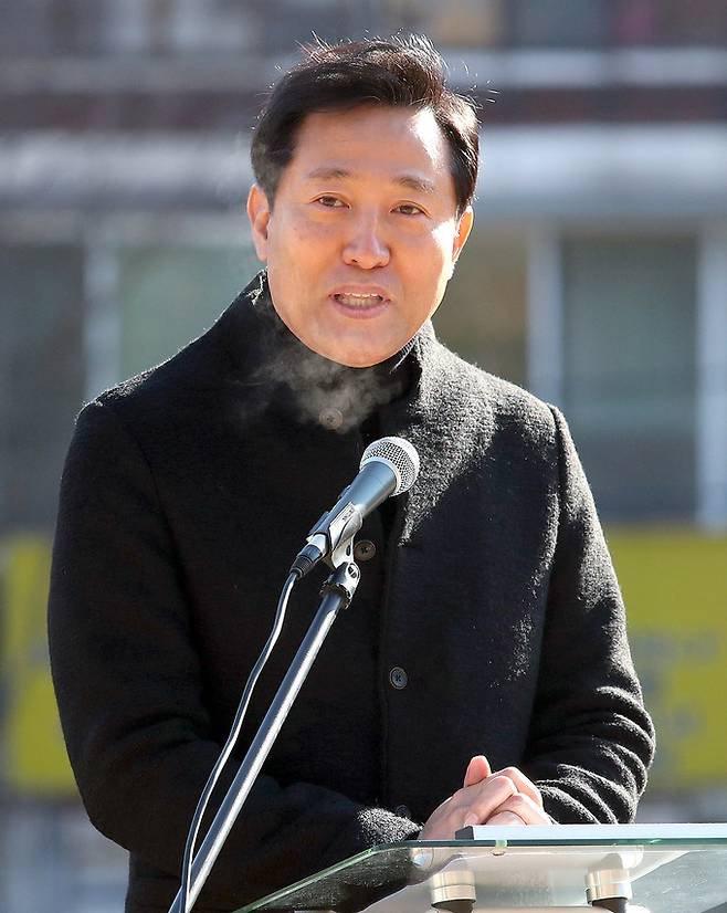 국민의힘 소속 오세훈 전 서울시장이 17일 서울 강북구 북서울꿈의숲에서 기자회견을 열고 서울시장 보궐선거 출마를 선언하고 있다 국회사진기자단