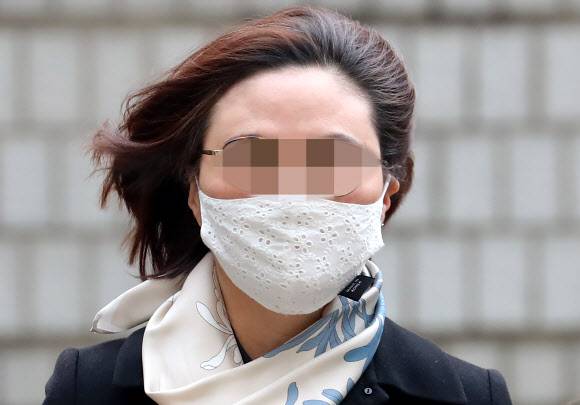 - 자녀 입시비리와 사모펀드 투자 의혹 등 혐의로 재판에 넘겨진 조국 전 법무부 장관의 부인 정경심 동양대 교수가 23일 오후 서울 서초구 서울중앙지법에서 열리는 1심 선고공판에 출석하고 있다. 정 교수는 징역 4년을 선고받고 법정 구속됐다. 2020.12.23 연합뉴스