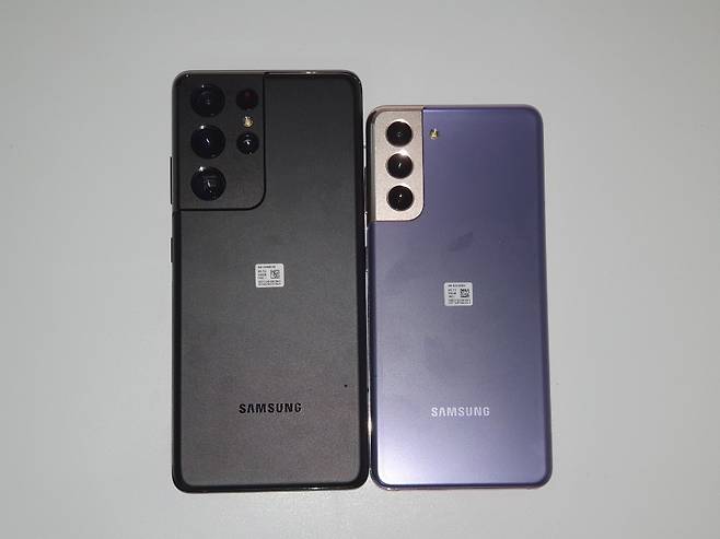 갤럭시S21 울트라(왼쪽)와 갤럭시S21 기본형의 후면 디자인을 비교한 모습.