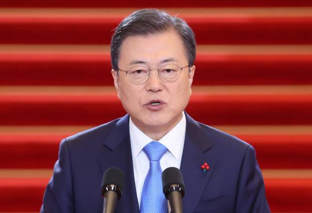 문재인 대통령이 지난 11일 청와대에서 신년사를 하고 있다. /연합뉴스