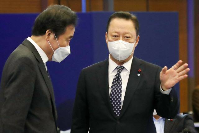 박용만(오른쪽) 대한상의 회장과 이낙연 더불어민주당 대표가 지난달 17일 대한상의에서 열린 ‘2021년 경제정책방향 보고’ 회의에서 만나 대화를 나누고 있다./연합뉴스