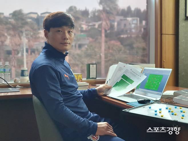 남기일 제주 유나이티드 감독이 17일 제주도 서귀포시의 클럽하우스에서 경향신문과 만나 1부리그에 도전하는 각오를 밝히고 있다. 제주 유나이티드 제공