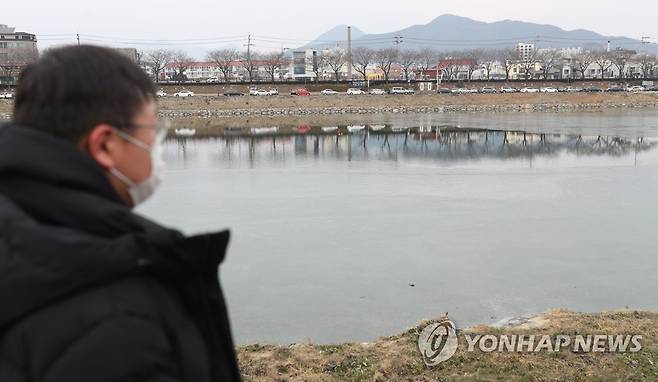 혹한에 밀양강 꽁꽁 [연합뉴스 자료사진]