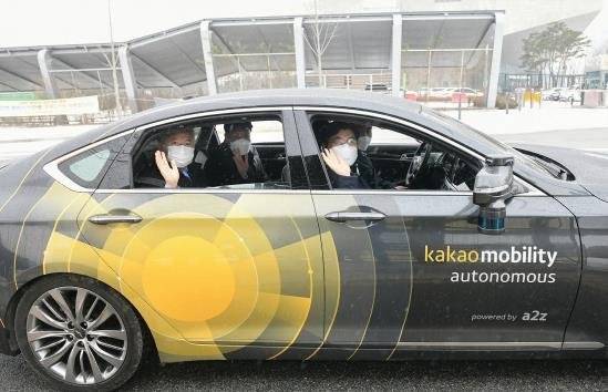 카카오모빌리티, 세종시에서 자율주행 서비스 시작 (서울=연합뉴스) 카카오모빌리티가 오토노머스에이투지와 함께 세종특별자치시 정부청사 인근 도로에서 카카오T 플랫폼을 기반으로 하는 자율주행 서비스를 선보인다고 20일 밝혔다. 사진은 세종시 '서비스 개시 행사' 자율주행 서비스 체험 현장. 2020.12.20      [카카오모빌리티 제공. 재판매 및 DB 금지] photo@yna.co.kr