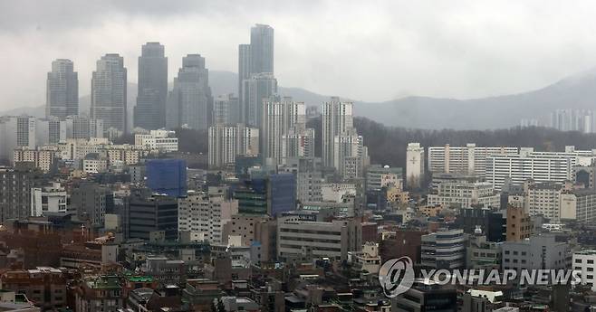 서울 강남구 일대 다세대·연립주택 단지 뒷편으로 빌딩·고층 아파트 단지가 보인다 [연합뉴스 자료사진]
