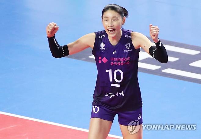 환호하는 김연경 (화성=연합뉴스) 홍기원 기자 = 17일 경기도 화성종합경기타운 체육관에서 열린 프로배구 V리그 여자부 IBK기업은행 알토스와 과 흥국생명 핑크스파이더스의 경기. 흥국생명 김연경이 환호하고 있다. 2021.1.17 xanadu@yna.co.kr
