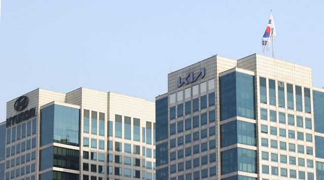 지난 14일 오후 서울 서초구 기아자동차 본사 건물 외벽(오른쪽)에 기아자동차의 새로운 로고가 걸려 있다. 사진=연합뉴스