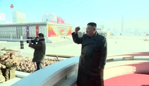김정은 북한 국무위원장이 16일 제8차 당대회 기념 열병식 참가자들과 김일성광장에서 기념사진을 촬영했다고 17일 조선중앙TV가 전했다. 사진은 김 위원장이 열병식 참가자들을 향해 주먹을 불끈 쥐어 올리며 격려하는 모습(사진=조선중앙TV 화면 캡처/연합뉴스).