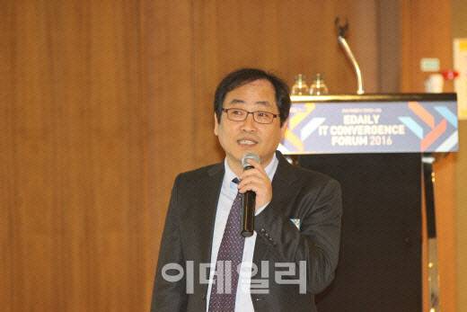 ▲2016년 제3회 이데일리 IT컨버전스 포럼 기조 연설자로 나선 박성준 동국대 블록체인연구센터 센터장. 그는 기존 인터넷이 3차 산업혁명을 위한 것이었다면 블록체인 인터넷은 제4차 산업혁명을 위한 것이라고 정의했다. 초연결 사물인터넷(IoT)시대에 기반 인프라가 될 것으로 예상했다.