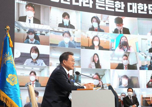 문재인 대통령이 18일 청와대 춘추관에서 열린 신년 기자회견에서 기자들의 질문을 받고 있다. [사진=연합뉴스]