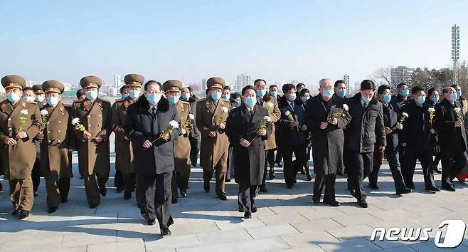 (평양 노동신문=뉴스1) = 북한 노동당 기관지 노동신문은 지난 16일 최고인민회의에 참가하는 대의원들이 만수대 언덕에 올라 김일성 주석과 김정일 국방위원장 동상에 꽃바구니를 진정했다고 17일 보도했다. [국내에서만 사용가능. 재배포 금지. DB 금지. For Use Only in the Republic of Korea. Redistribution Prohibited] rodongphoto@news1.kr