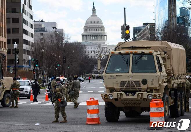 17일(현지시간) 미국 워싱턴DC에는 주방위군이 배치돼 삼엄한 경비를 펼치고 있다. © AFP=뉴스1