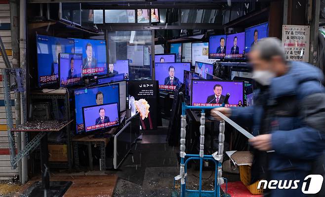 18일 서울 황학동 시장에서 문재인 대통령의 신축년(辛丑年) 기자회견을 TV를 통해 방영되고 있다. 2021.1.18/뉴스1 © News1 이재명 기자