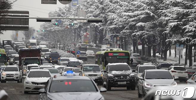 전북지역에 대설주의보가 발효된 18일 전북 전주시 백제대로에서 차량들이 눈 내린 도로에서 정체돼 있다. 2021.1.18 /뉴스1 © News1 유경석 기자