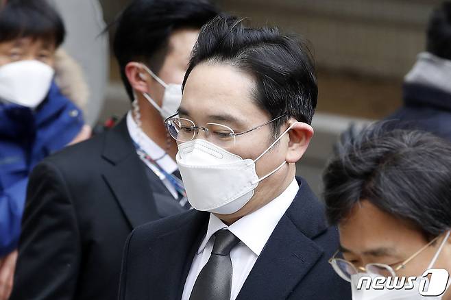 이재용 삼성전자 부회장이 18일 오후 서울 서초구 서울고등법원에서 열린 '국정농단 사건' 관련 뇌물공여 등 파기환송심 선고공판에 출석하고 있다.  2021.1.18/뉴스1 © News1 이승배 기자