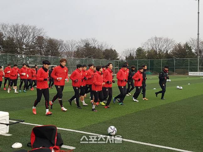 FC서울 선수들이 지난 4일 구리 GS챔피언스파크에서 러닝하며 몸을 풀고 있다. 김용일기자