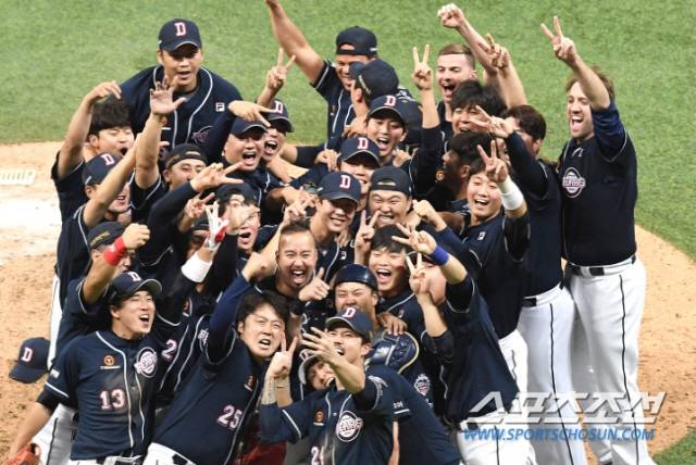 두산 베어스 선수들이 2019년 한국시리즈 우승 후 셀카 세리머니를 펼치고 있다. 고척-송정헌 기자