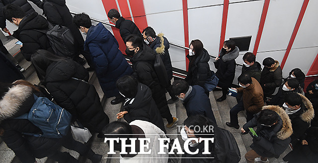 서울시는 전날 폭설로 출근시간 혼잡을 막기 위해 지하철·시내버스 전 노선 모두 18일 출근 시간대 집중배차 시간을 30분 연장 운영하기로 했다.