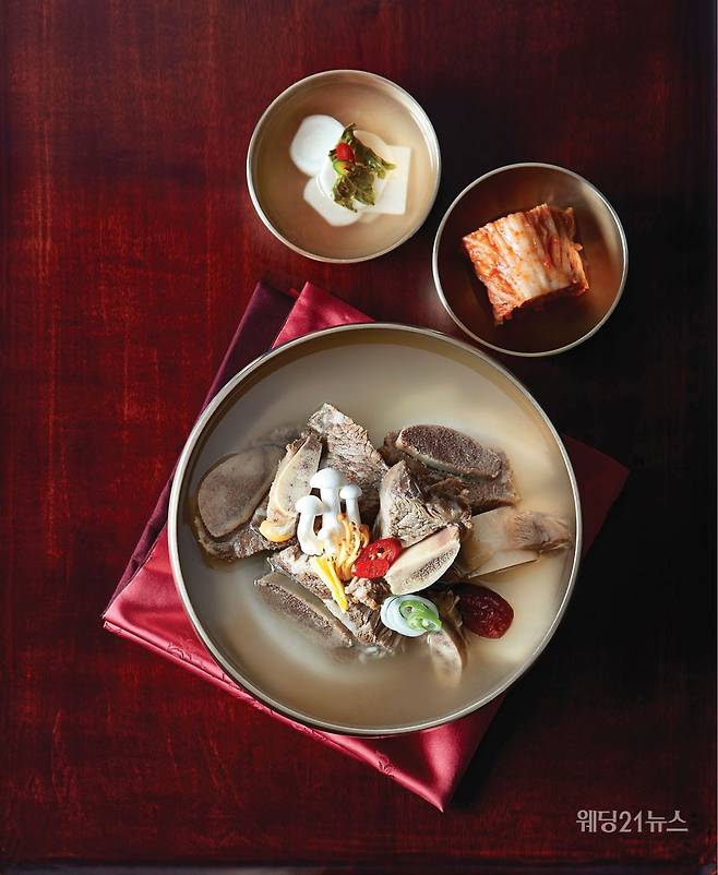 사진 : 프리미엄 한우 숯불구이 전문점 명월관에서 선보이는 '명월관 갈비탕'