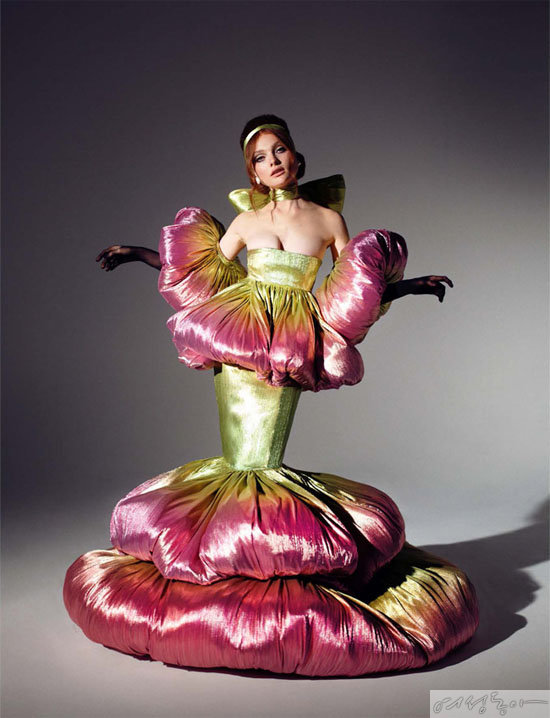 박소희의 센트럴 세인트 마틴 졸업작품 컬렉션 ‘The girl in full bloom’의 한 작품. 팝 가수 마일리 사이러스가 이 드레스를 입어 화제가 됐다.