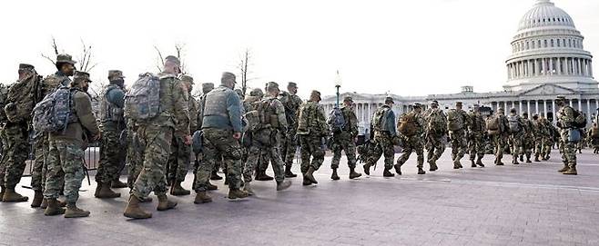 테러 등 소요 사태를 대비해 미 국방부가 워싱턴 DC에 파견한 주 방위군 일부가 16일 의사당 앞에 집결해 있는 모습. /AFP연합뉴스