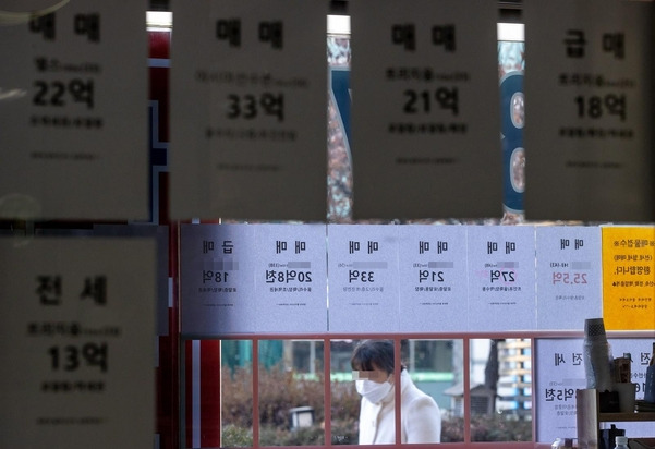 지난달 20일 서울 송파구 한 부동산에 붙은 매물 정보. /연합뉴스