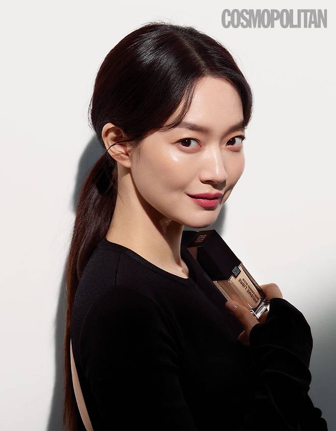 베이스 지방시 뷰티 프리즘 리브르 스킨-케어링 글로우 파운데이션 7만원대. 립 지방시 뷰티 르 루즈 딥 벨벳 N27 루즈 앙퓨제 4만8천원대. 드레스 가격미정 지방시.