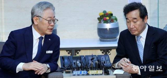 이재명 경기도지사의 여론조사 지지율이 고공행진하면서 대선 주자인 더불어민주당 이낙연 대표와의 격차가 벌어지고 있다. 사진은 지난해
 7월 이 지사(왼쪽)와 이 대표가 경기도청에서 만나 이야기하는 모습. 수원=박영대 기자 sannae@donga.com