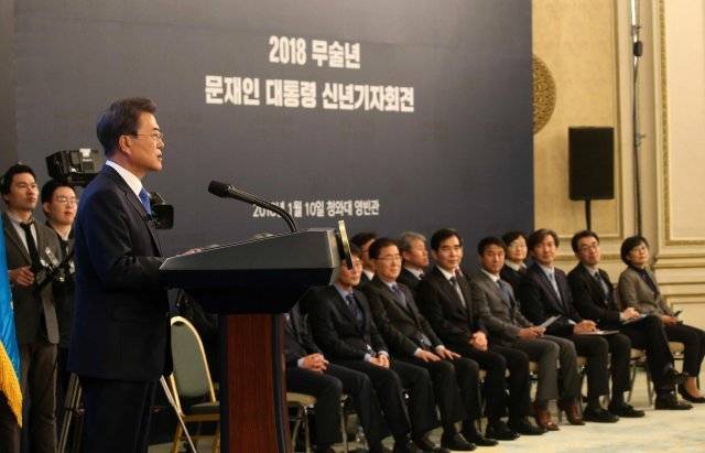 2018년 대통령 신년 기자회견장엔 문재인 대통령 옆으로 청와대 참모진들이 대부분 참석했다. 청와대사진기자단