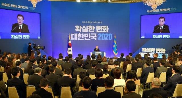 문재인 대통령이 지난해 1월 14일 청와대 영빈관에서 열린 신년 기자회견에서 기자들의 질문에 답하고 있다. 청와대사진기자단