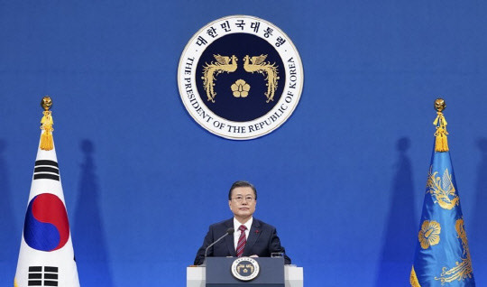 문재인(사진) 대통령이 18일 열린 신년 기자회견에서 기자의 질문에 답하고 있다. <연합뉴스>