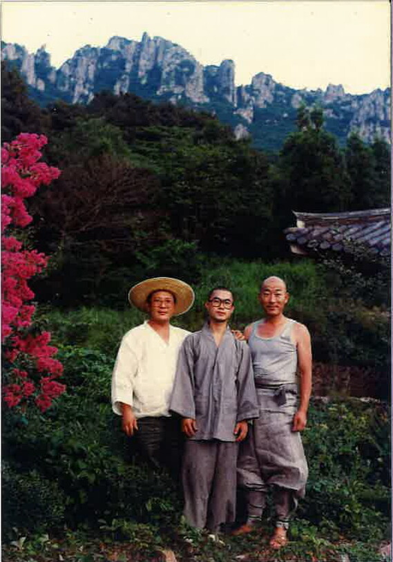 1990년대 젊은 금강 스님(가운데)이 은사 지운 스님(오른쪽)과 미황사에서 정비 작업을 하다 찍은 사진.