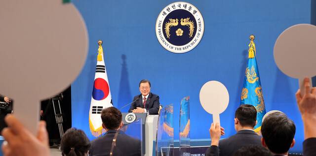 문재인 대통령이 18일 청와대 춘추관에서 열린 새해맞이 회견에 손팻말을 들어 질문 기회를 얻으려는 기자들을 바라보고 있다. 연합뉴스