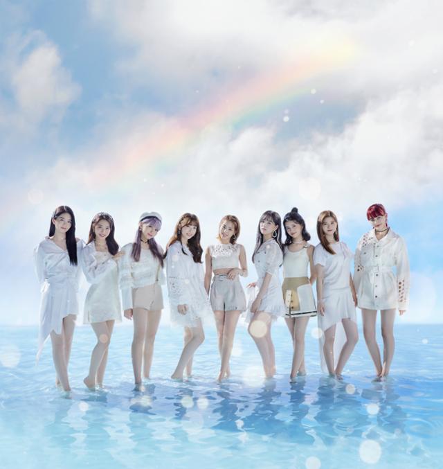 신인 걸그룹 NiziU(니쥬)가 싱글 'Step and a step'(스텝 앤드 어 스텝)으로 두 번째 플래티넘을 달성했다. JYP엔터테인먼트 제공