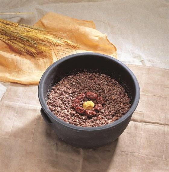 혼례 전 함이 들어올 때 시루째 상에 올려놓는 봉치떡(봉채떡) [떡 박물관 제공]