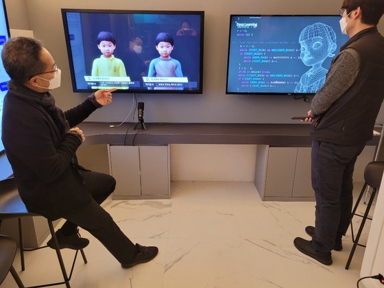 황보현(왼쪽) 솔트룩스 부사장이 5살 어린이의 실제 모습과 대화를 바탕으로 만들어낸 인공지능 챗봇 가람이를 설명하고 있다. 최준호 기자
