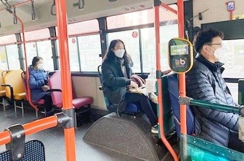 보령시청 공무원이 시내버스에 올라 노선을 익히고 있다. [사진 보령시]