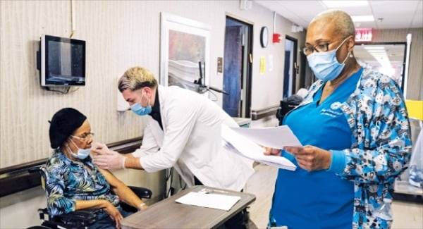 지난 6일 미국 뉴욕 브루클린 의료센터에서 한 요양시설 거주자가 코로나19 백신 주사를 맞고 있다. 미국은 최근 하루 사망자가 4000명을 넘어서는 등 코로나19 확산세가 커지면서 백신 접종에 속도를 내고 있다.  로이터연합뉴스