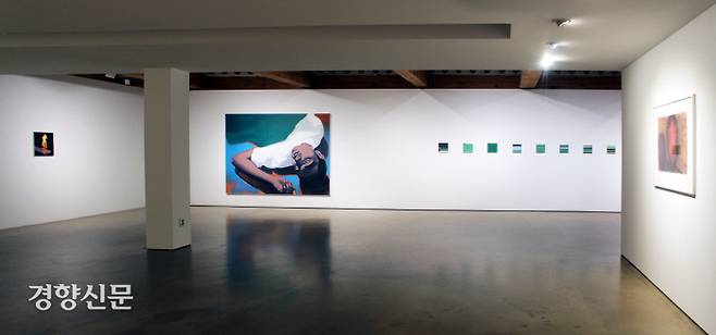 학고재갤러리의 소장품전 ‘38℃’의 전시 전경 일부. 이우성 작품(왼쪽 부터 2점)과 팀 아이텔 작품(정면 오른쪽), 오른쪽에 아니쉬 카푸어 작품이 보인다. 학고재갤러리 제공.