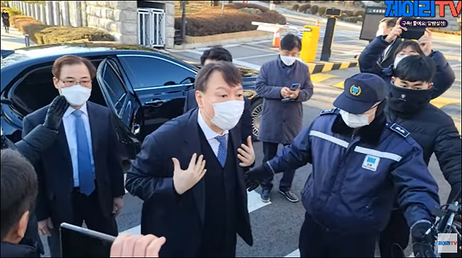 ▲윤석열 검찰총장이 지난해 12월15일 대검 출근길에서 지지자들을 직접 만나 대화를 하고 있다. 사진=유튜브채널 제이리TV