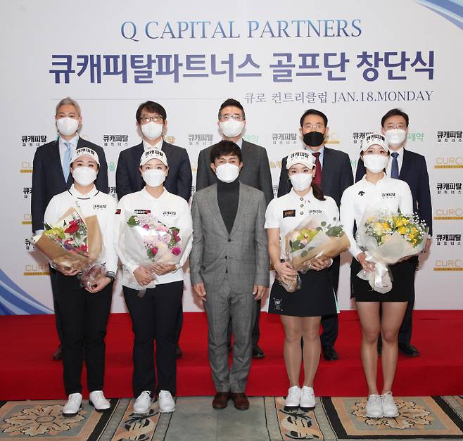 18일 골프단 창단식을 마치고 큐로컨트리클럽 대표이사 김일준, 서울제약 대표이사 윤동현, 큐캐피탈파트너스 대표 황희연, 서울제약 사장 심봉환, 노랑푸드 대표, 유효주, 황정미 오세욱, 박채윤, 마다솜(왼쪽 윗줄부터 시계방향)이 기념촬영을 하고 있다. [사진 제공 = 큐캐피탈파트너스]