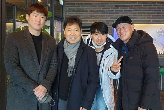 지난해말 함께한 박희수 코치, 이만수 이사장, 윤희상, 박정배 코치(왼쪽부터). 사진=이만수 이사장 제공