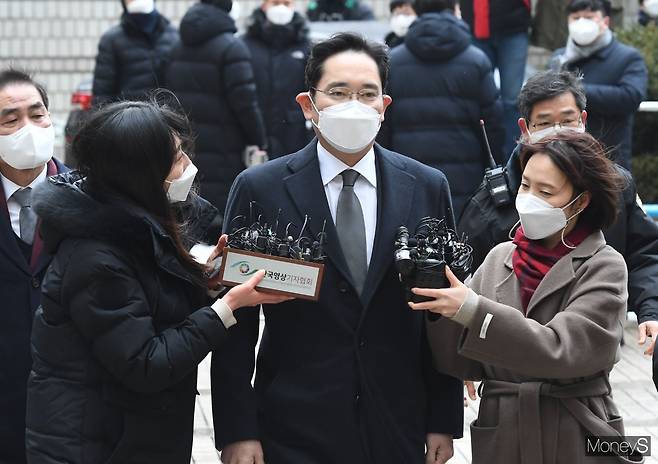 이재용 삼성전자 부회장이 18일 국정농단 파기환송심 선고공판에서 2년6개월의 실형을 선고받고 구속수감됐다. / 사진=장동규 기자