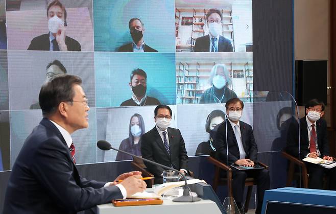 문재인 대통령이 18일 청와대 춘추관에서 열린 신년 기자회견에서 기자의 질문에 답하고 있다. [연합]