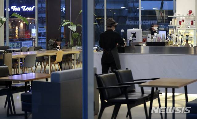 [서울=뉴시스]최진석 기자 = 카페 매장 내 취식이 밤 9시까지 허용된 18일 서울 한 카페 매장에서 고객이 자리에 앉아 있다. 2021.01.18. myjs@newsis.com