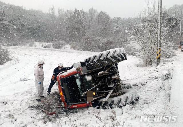 [군산=뉴시스]윤난슬 기자 = 18일 오전 8시 27분께 군산시 임피면 보석리의 한 도로에서 트랙터가 전복됐다.2021.01.18.(사진=전북소방 제공)
